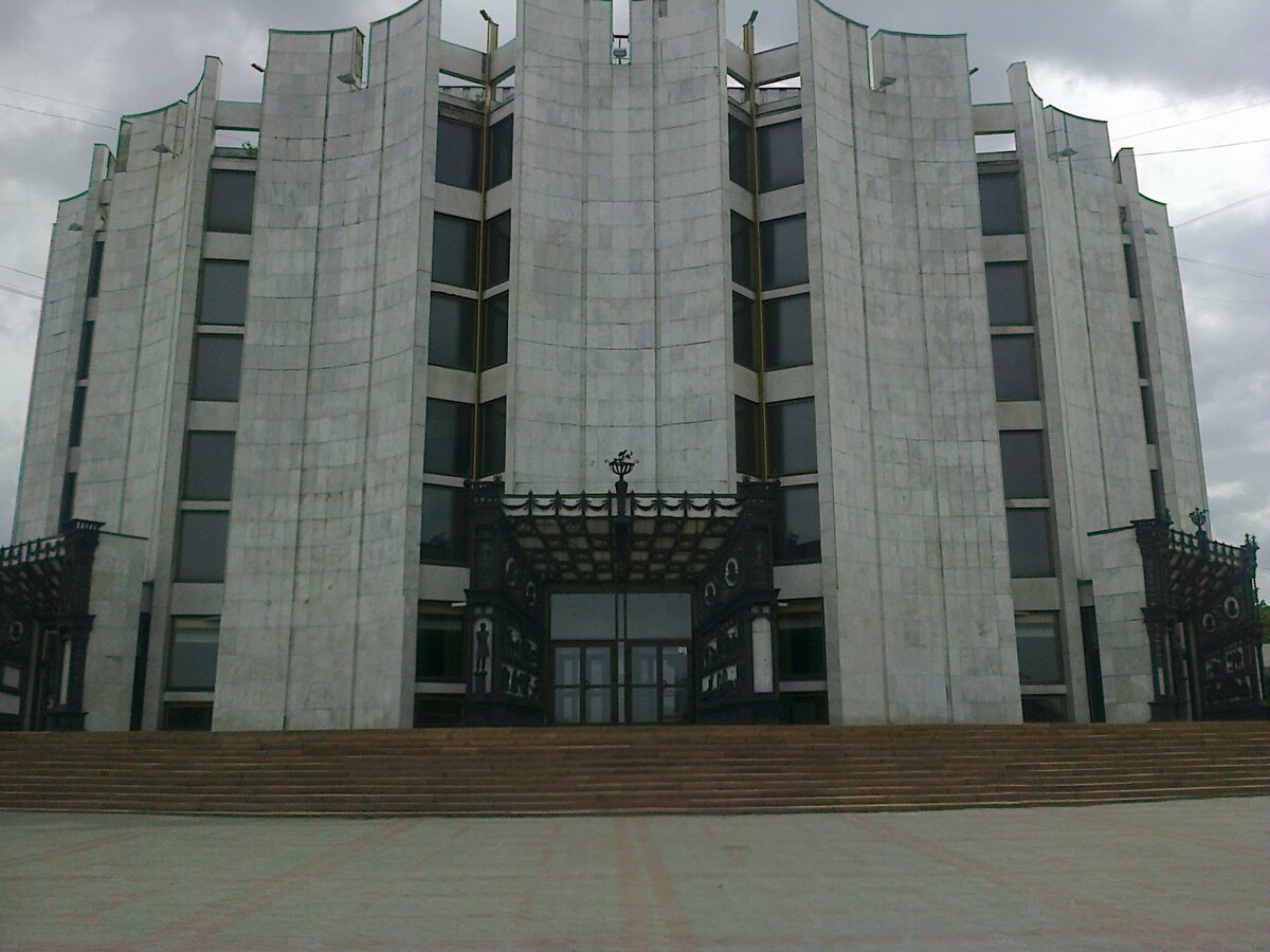 Драмтеатр, пасмурно было в день съемки