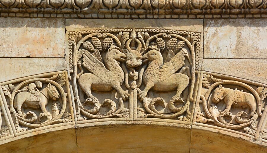 Романский декор собора в Фиденце. Орнаменты всегда использовались для украшения зданий и сооружений. Например, в архитектуре Возрождения орнаментами украшены фасады зданий и интерьеров.