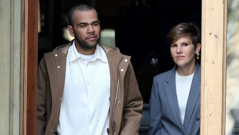    Дани Алвес и его адвокат Инес Гвардиола. Reuters