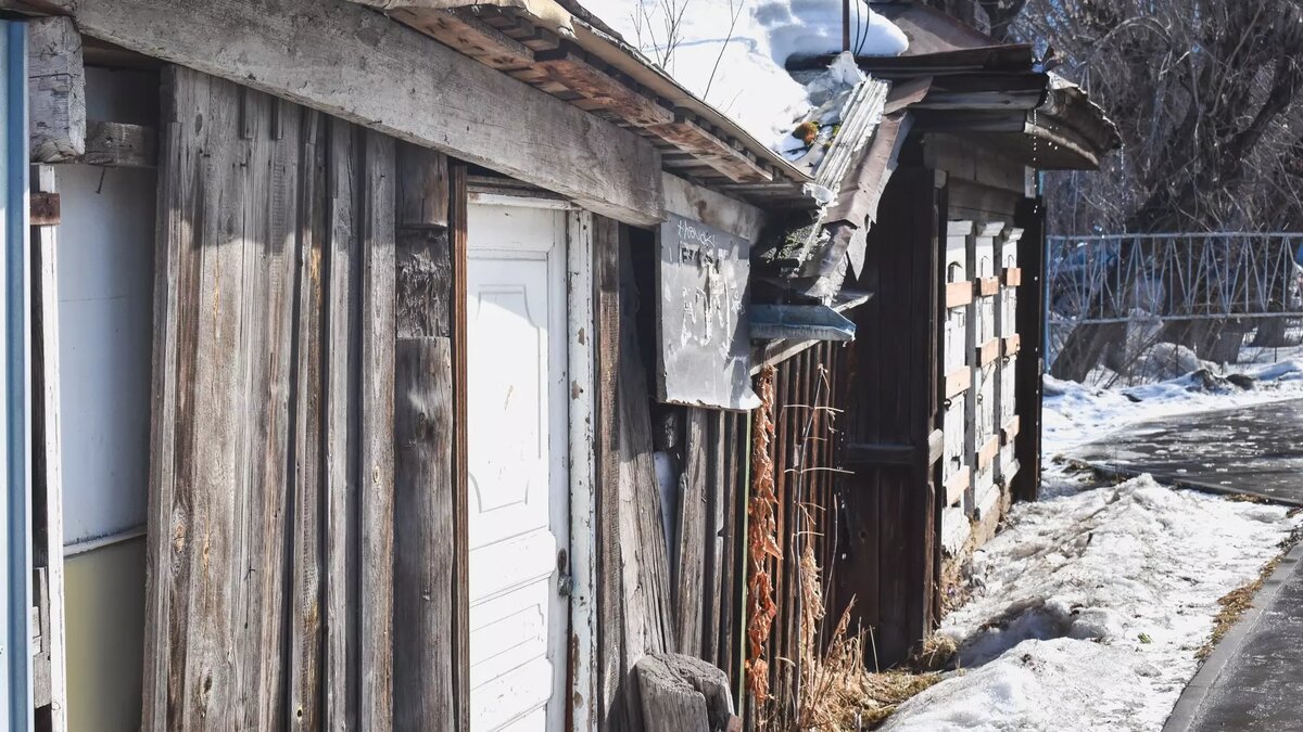     До конца 2024 года в Удмуртии должны переселить из аварийного жилья еще 1821 человека. В 2025 году программа расселения ветхих многоквартирных домов в республике продолжится.