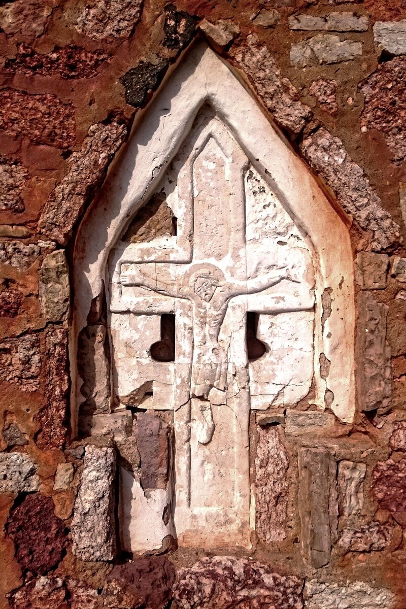 Закладной 4-конечный крест в церкви Спаса на Ковалеве. 1345 год. 05.2017.