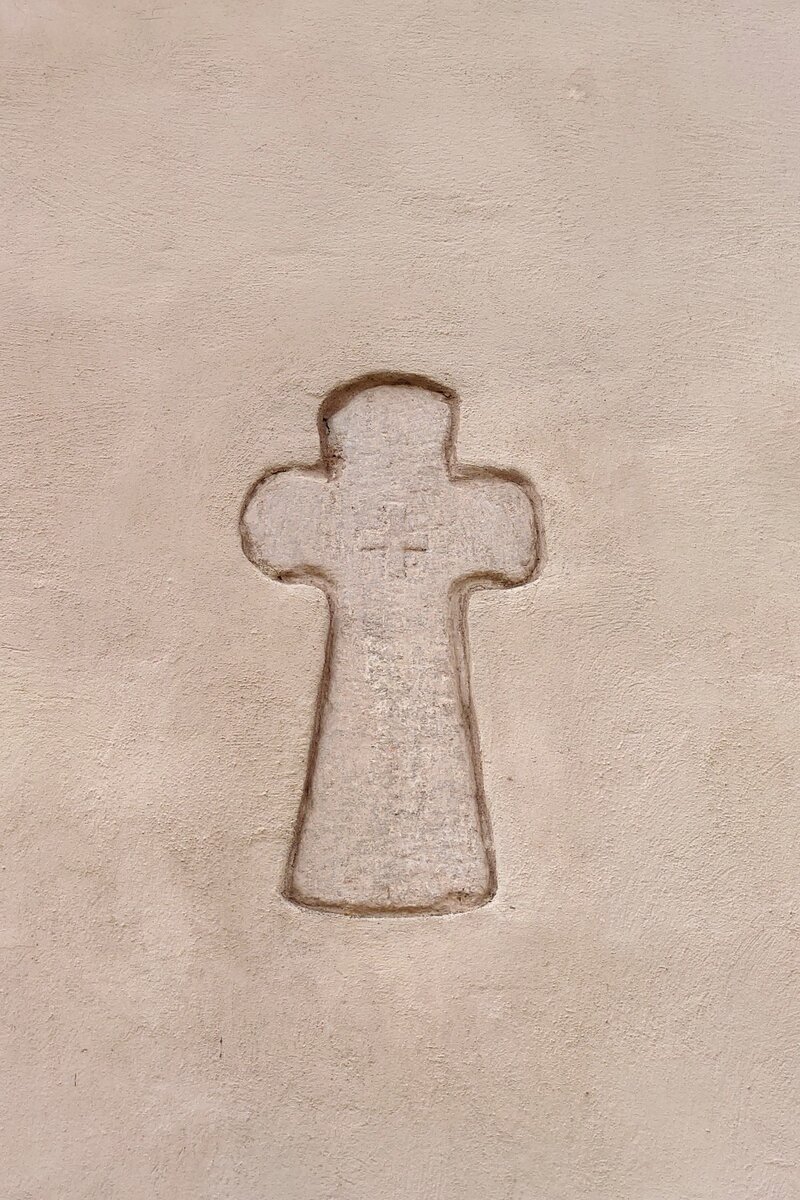 Закладной 4-конечный крест в церкви Федора Стратилата на Ручью. 1360–1361 годы. 04.2024.