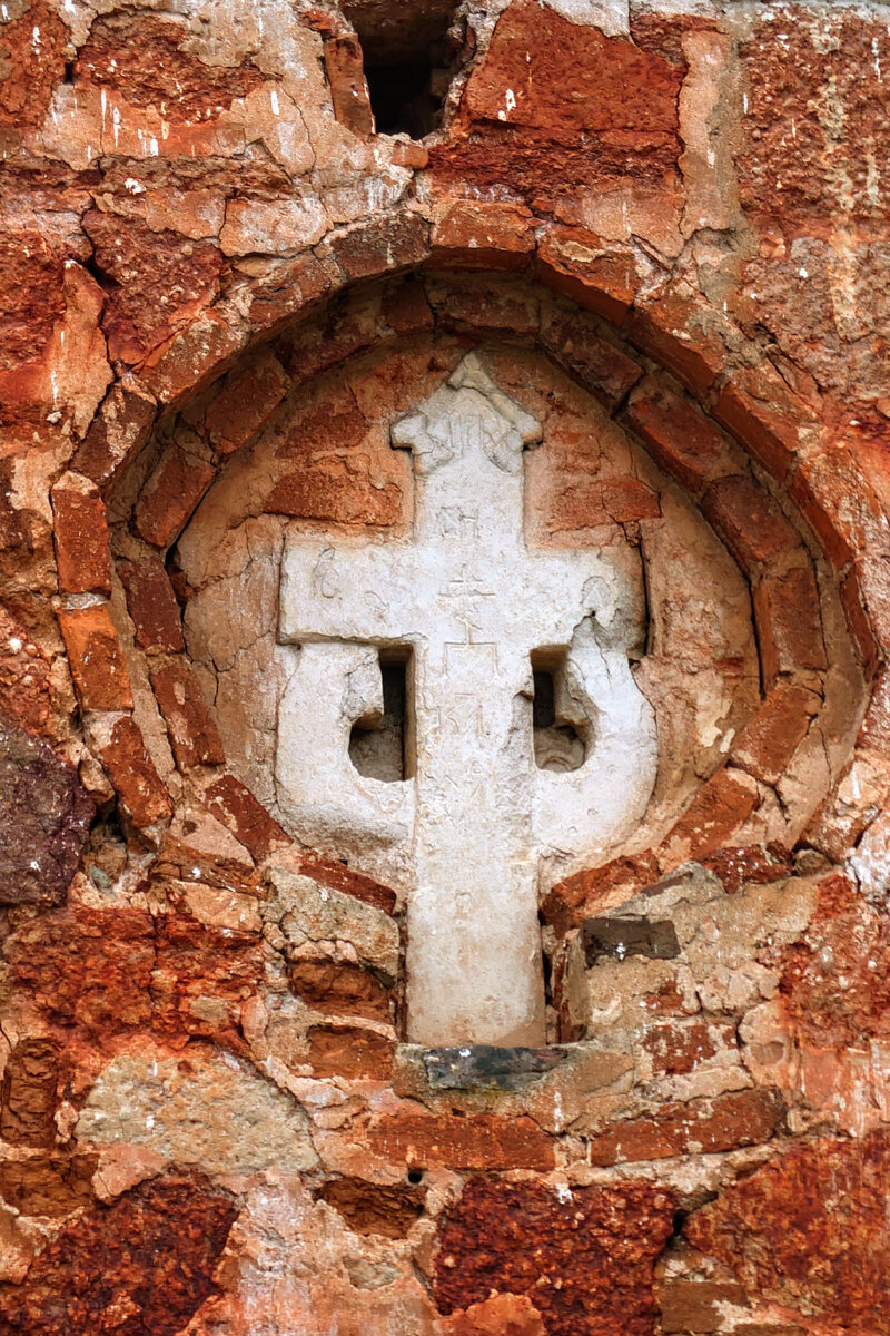 Закладной "процветший" крест в церкви Рождества Богородицы на Михалице. 1379 год. 04.2024.