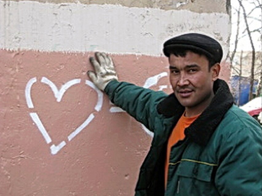 Таджик и узбек. Таджики похожи на русских. Блогер таджик на фоне храма. Вперед мусульмане. Блогер таджик на фоне храма.