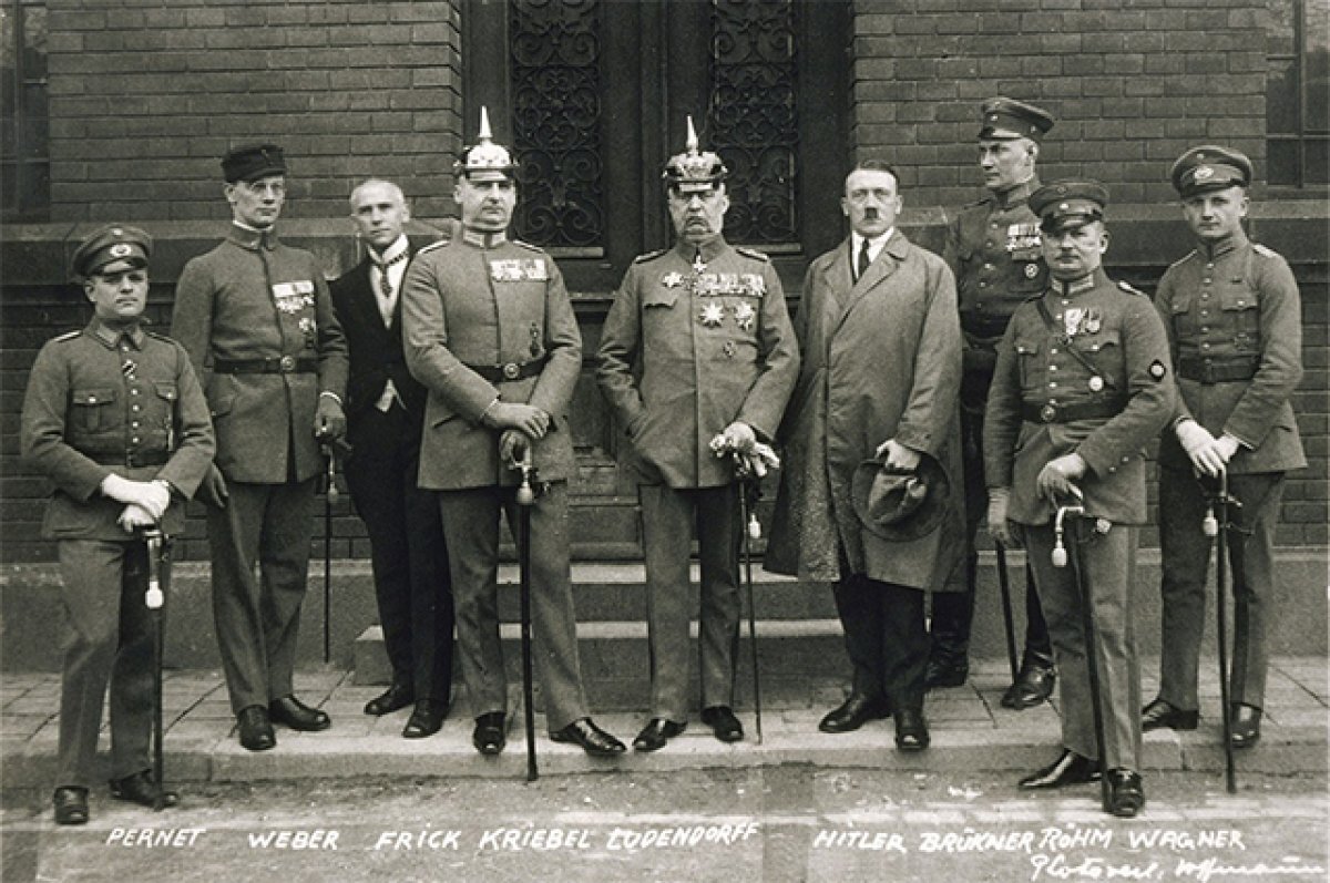    По завершении судебного процесса. 1 апреля 1924 г. Организаторы путча слева направо: Хайнц Пернет, Фридрих Вебер, Вильгельм Фрик, Герман Крибель, Эрих Людендорф, Адольф Гитлер, Вильгельм Брюкнер, Эрнст Рем и Роберт Вагнер.