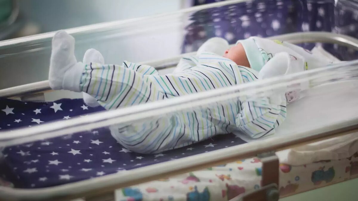     В Красноярске в марте самым маленьким родившимся ребенком стала девочка весом 575 граммов.