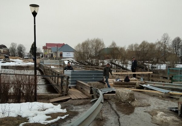     В Холуе полностью перекрыли движение по старому мосту