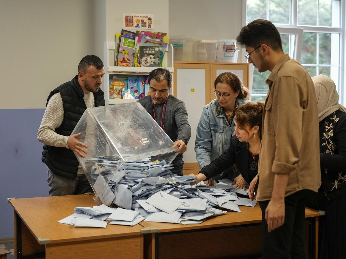    Представители избирательной комиссии подсчитывают бюллетени на избирательном участке в Стамбуле, Турция© AP Photo / Emrah Gurel