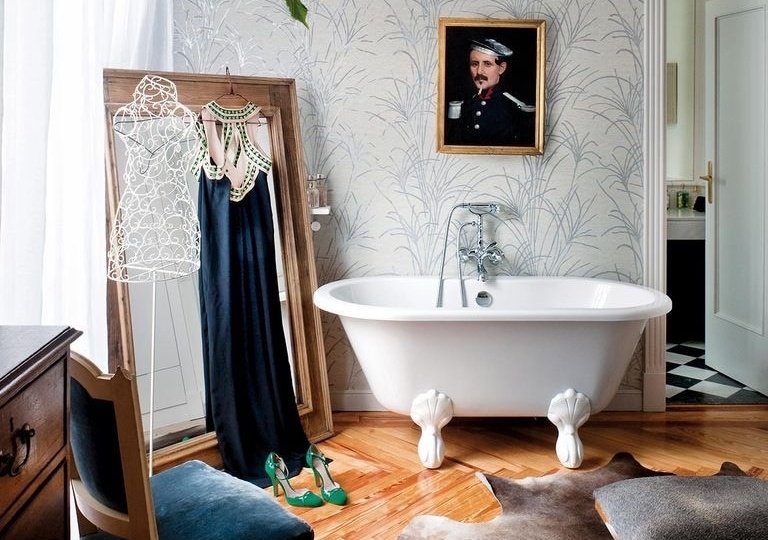 Ванны на ножках Burlington в интерьере ванной комнаты.