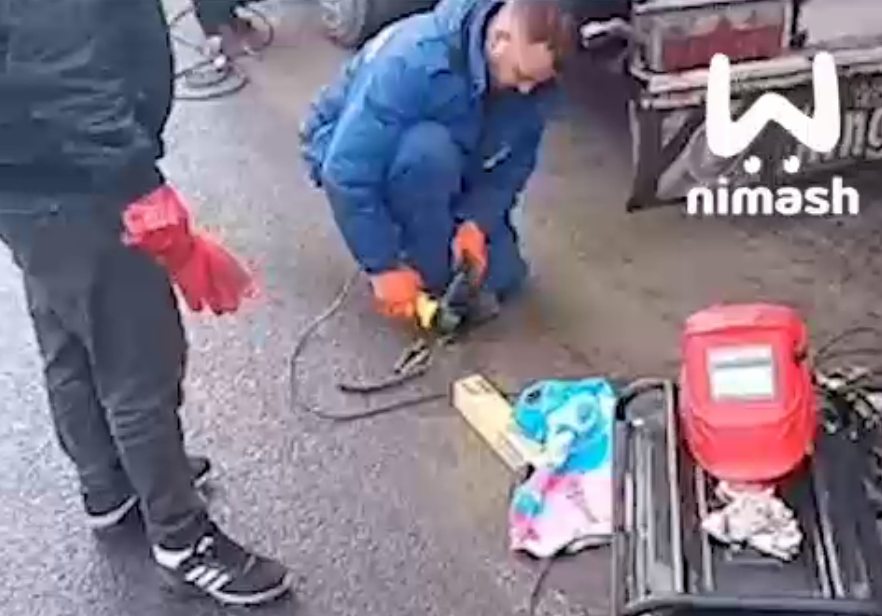 Русский Иван (в данном случае это даже не нарицательное, а реальное имя сварщика), как всегда, решает любые вопросы. Фото: стоп-кадр видео телеграм-канала Ni Mash 