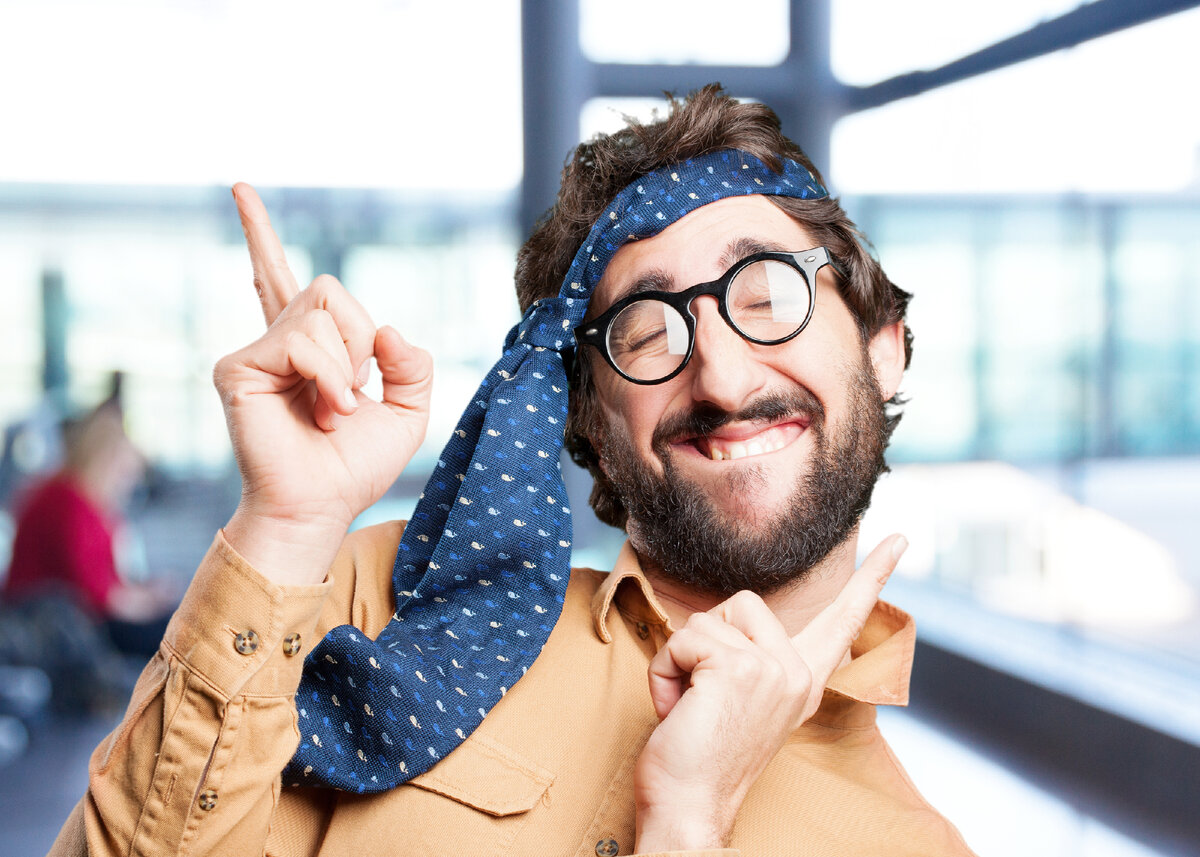 Иногда бывает полезно пошутить на рабочем месте вместе с коллегами. Фото: www.freepik.com