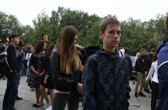 Самые интересные розыгрыши в мировой истории:

1. 1 апреля 1962 жители Стокгольма сидели у своих телевизоров, активно крутя головами и вглядываясь в экран, на который был натянут дамский чулок. Дело в том, что в тот год на шведский рынок вышла компания Dupont, продающая нейлоновые чулки. Вот только шведки не хотели носить ничего синтетического. Бедные рекламщики решились на отчаянный шаг и выпустили по центральному телевидению репортаж с экспертом, который придумал гениальную вещь. По его словам, обычный нейлоновый чулок, натянутый на экран черно-белого телевизора, должен был преломлять волны и превращать их в цветные. Конечно, это была апрельская шутка, но зато девушки проверили качество нового элемента гардероба.

2. По британскому радио в 1976 году астроном Патрик Мур сообщил, что в этот же день Плутон пройдет рядом с Венерой ровно в 9:47. В это время гравитация на планете Земля понизится, поэтому каждый сможет ощутить невесомость, просто подпрыгнув, что, конечно же, оказалось неправдой.

3. Шутники часто используют для розыгрышей радио. Так, в 1997 году одна немецкая радиостанция объявила о новом законе, согласно которому бегунам, тренирующимся утром, запрещалось развивать скорость больше 5 миль в час. По словам ведущего, быстрое движение ног бегущих вводило в стресс местных белок.