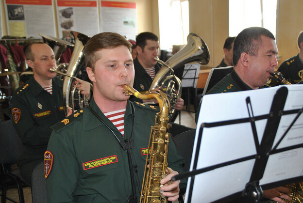    «Выступаем и в жару, и в дождь». Один день в военном оркестре Кировского соединения ВНГ РФ