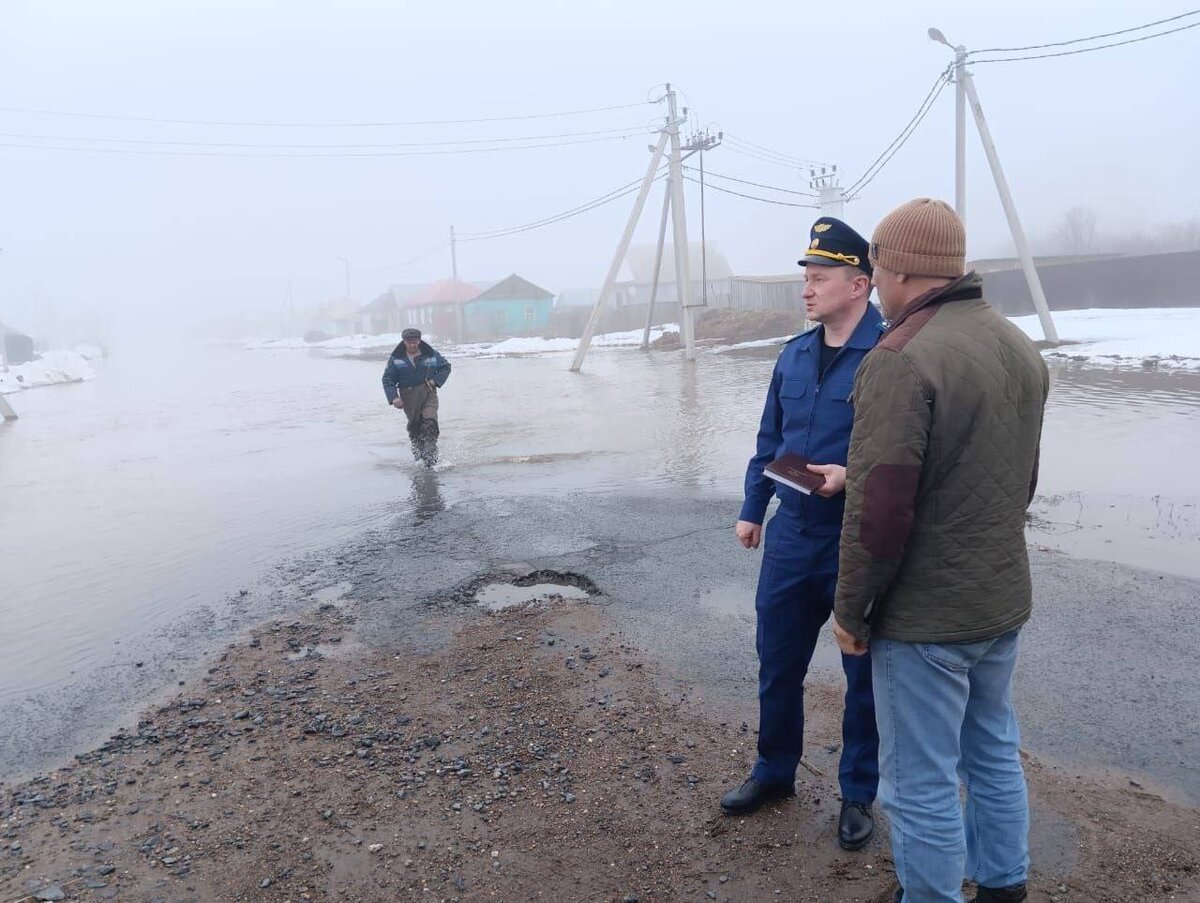    В поселке Краснохолм под Оренбургом подтопило 16 улиц. В адрес главы местной администрации внесли представление