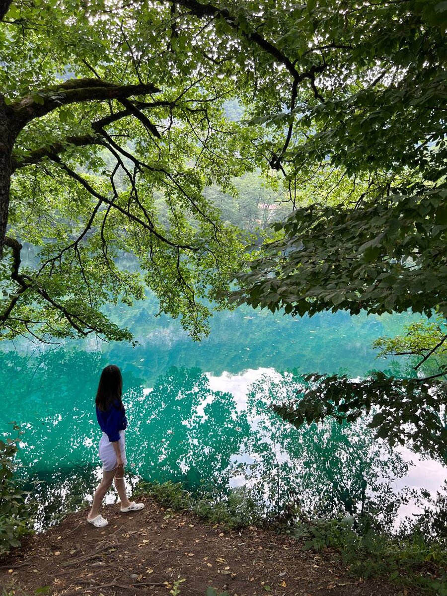 На фоне озера