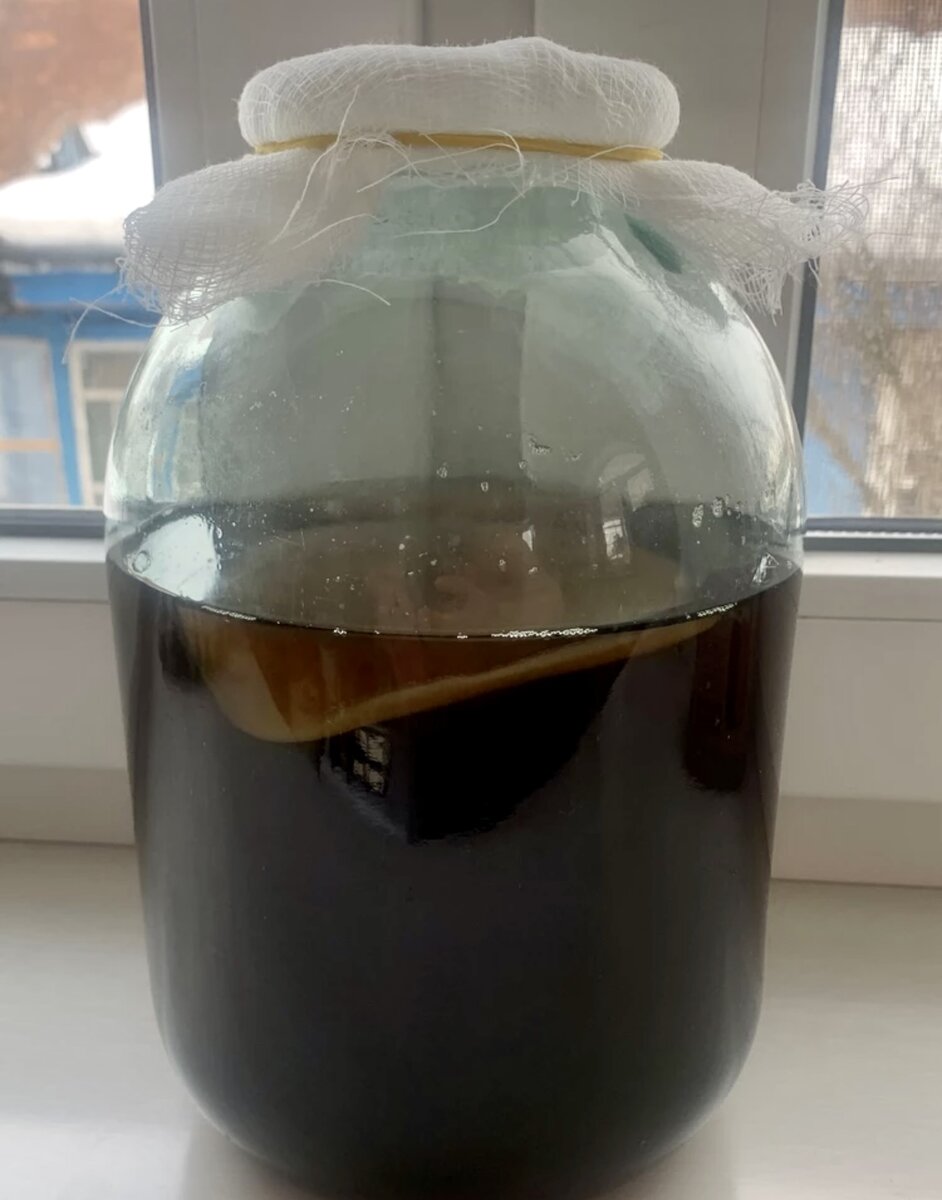 Вот такой житель на кухне!