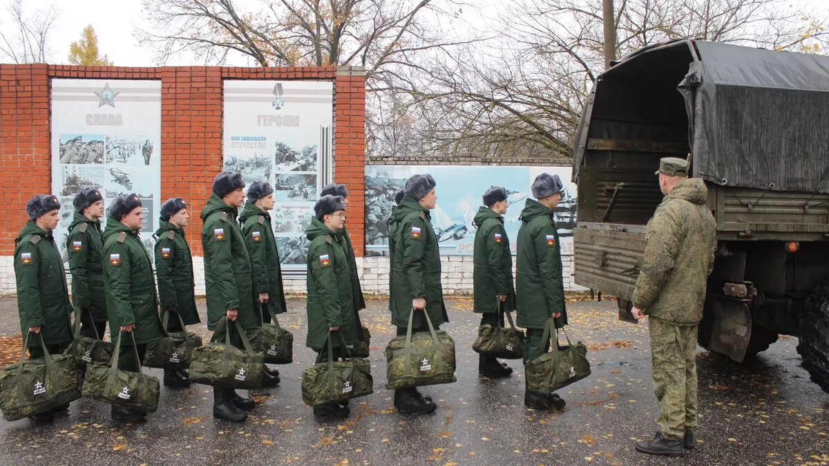     Сегодня, 1 апреля, стартовал весенний призыв россиян на службу в ВС РФ. Из Нижегородской области планируется направить в армию минимум 3100 человек.