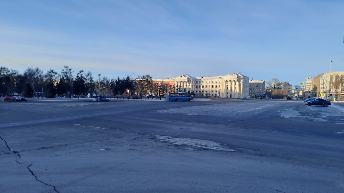 Наверно типичная городская площадь, потому и параллели с другими городами мысленно проводятся