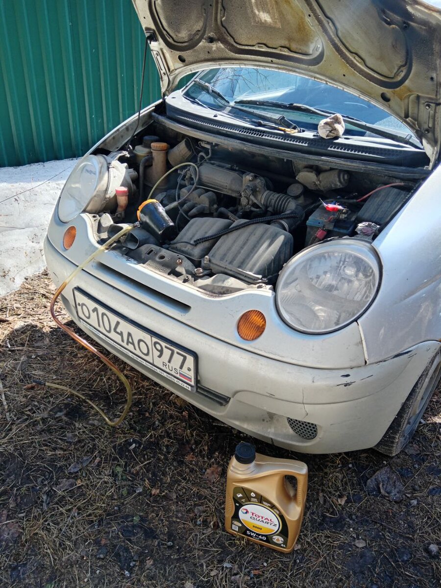 Замена масла с помощью насоса, чтобы не снимать защиту двигателя. Т.к.масло меняем часто, поэтому если вдруг что-то и остается в двигателе - это не критично.