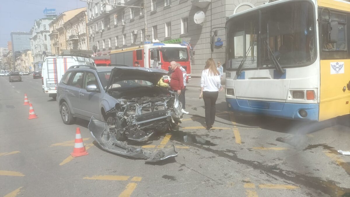 В центре Ростова авария с тремя машинами и троллейбусом парализовала город  | Блокнот Ростов-на-Дону | Дзен