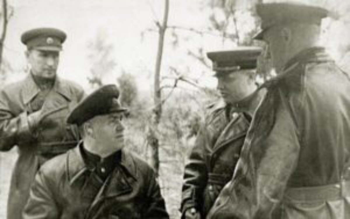 Г.К. Жуков готовит наступательную операцию 1-го Белорусского фронта совместно с (слева направо) Варенниковым И.С., Казаковым В.И. и Рокоссовским К.К. 1944 г. Фото: nic-pnb.ru