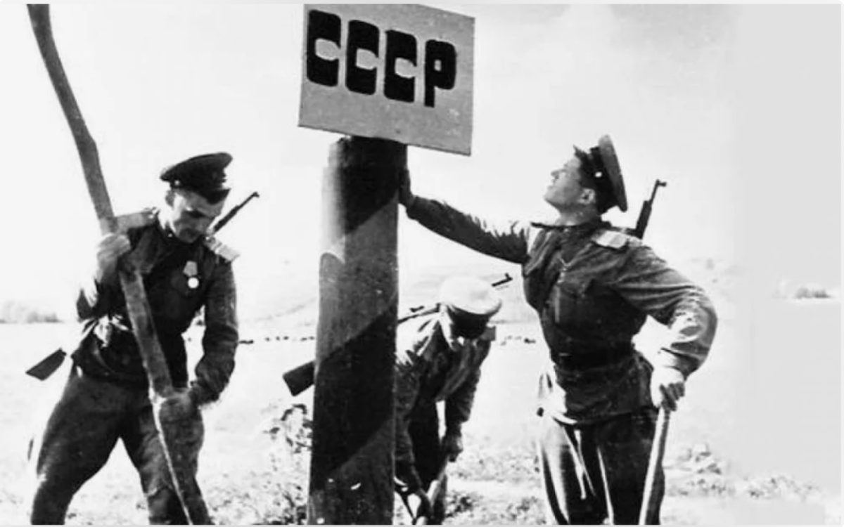 Воины- пограничники устанавливают пограничный столб в ознаменование восстановления Государственной границы СССР. 1944 год. Фото: yomura.org