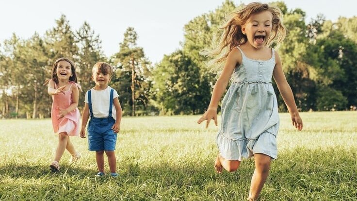 Дети гуляют на улице