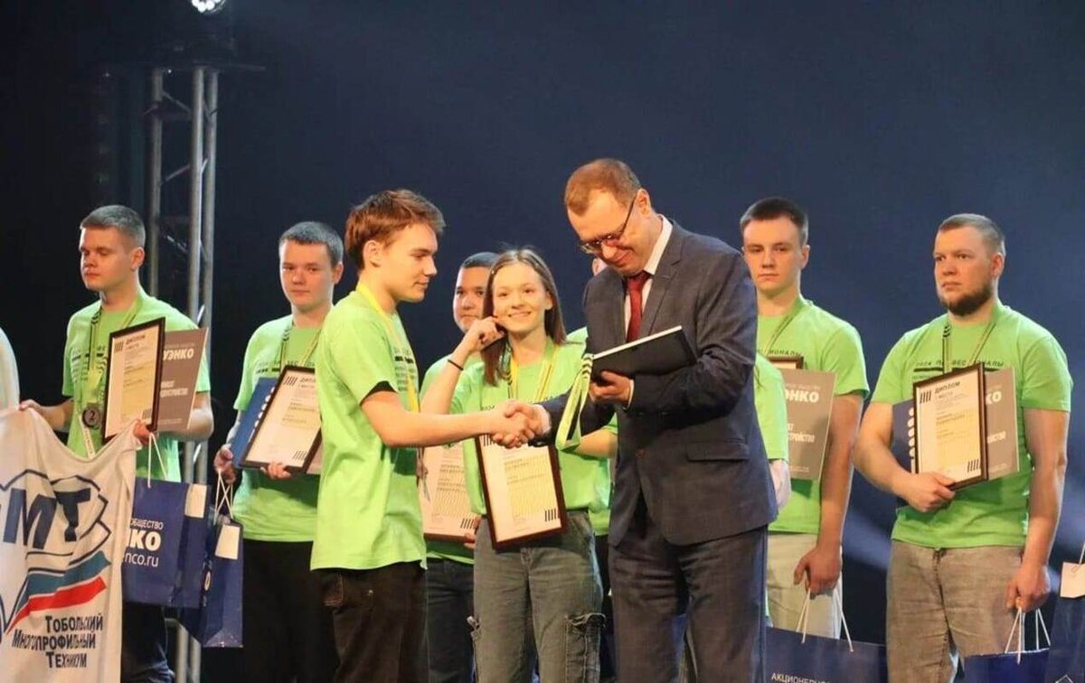 Возможность трудоустроиться начинающим специалистам предоставляют бессрочно.  Фото: Фото предоставлено пресс-службой СУЭНКО