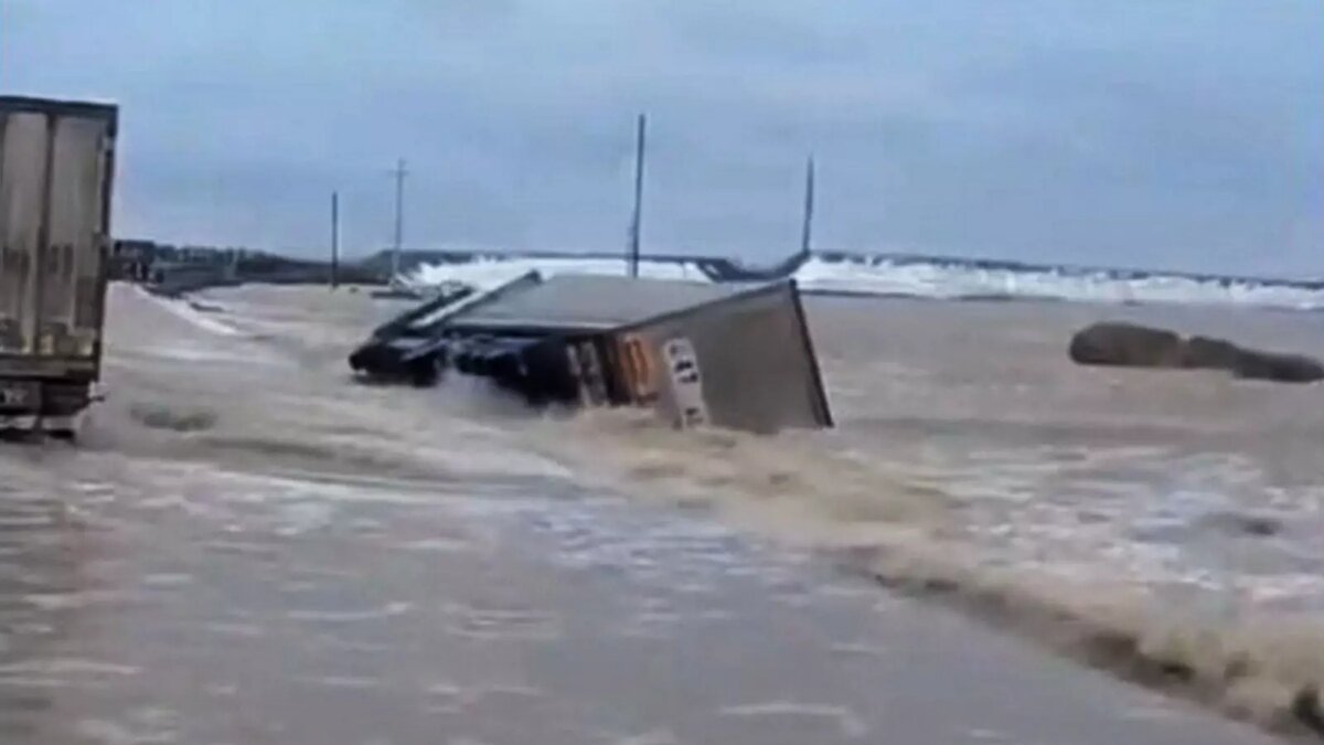 В соседнем с Оренбуржьем Казахстане водой сносит с трассы груженые фуры |  56orb.ru | Дзен