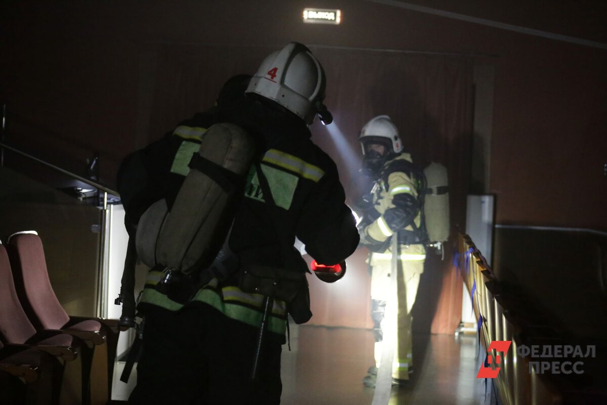Пожарные локализовали очаг и вынесли горючие материалы.  Фото: ФедералПресс / Ольга Юшкова