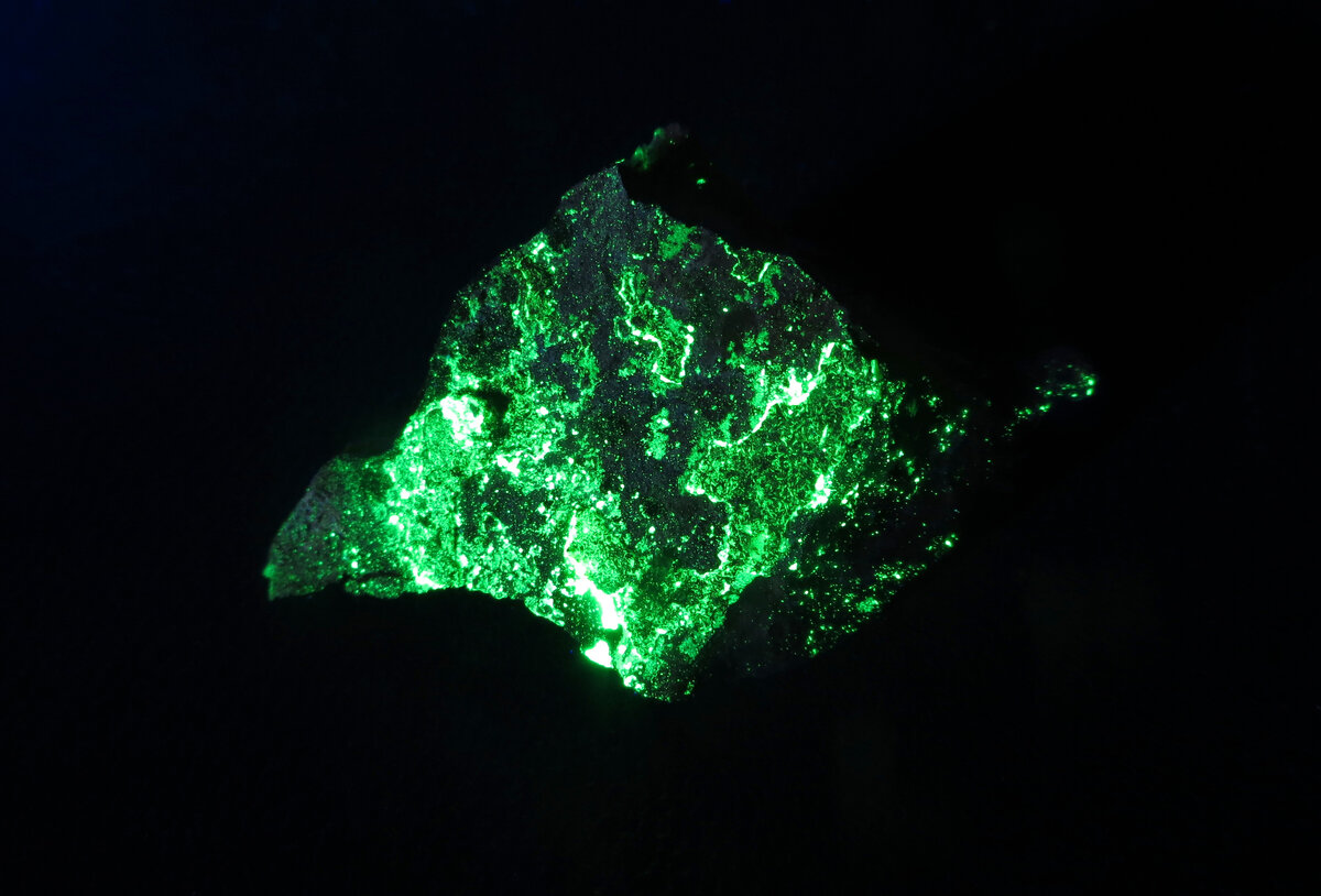 Ярко-зелёная люминесценция урамфита в ультрафиолетовом свете