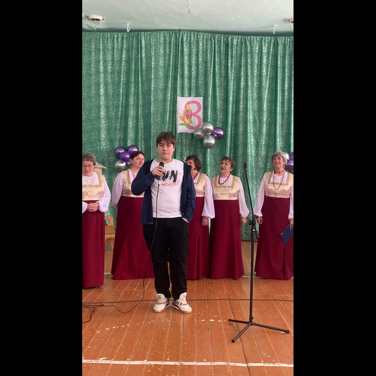 Внук Миша на концерте посвященном 8 Марта.  фото автора