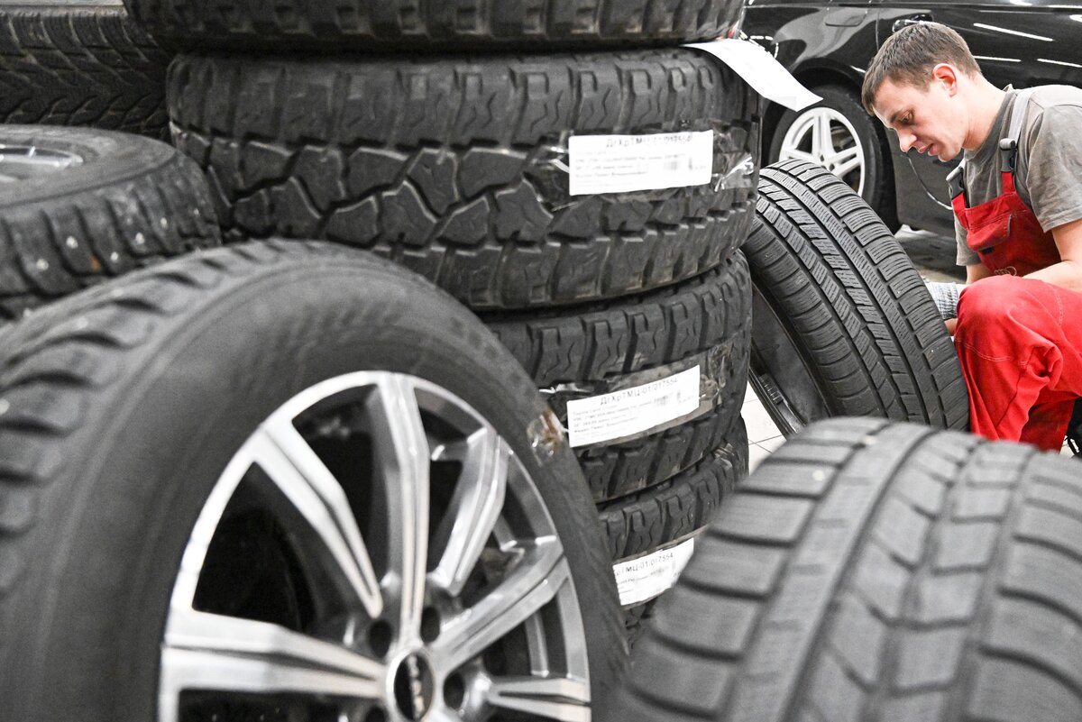 Переобуваться на зимнюю резину. Зимние и летние шины. Пора менять резину рисунки. Пора менять резину. Пора менять резину на зимнюю.