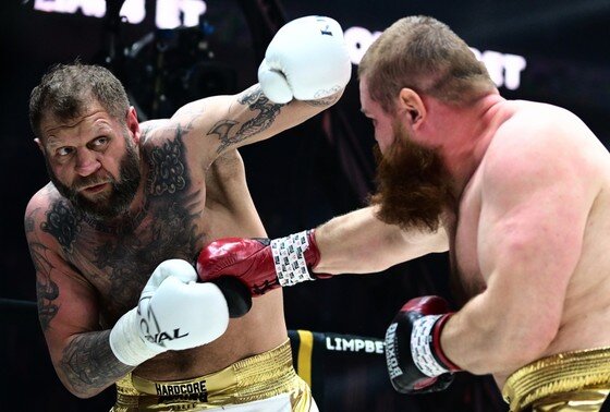    Александр Емельяненко (слева) во время боя по правилам бокса с Вячеславом Дациком на «ЦСКА Арене» в Москве