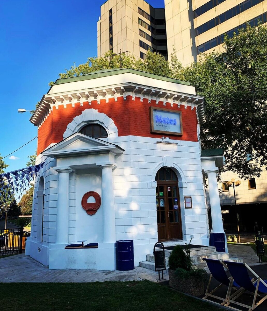 Октагон - садовый павильон-водокачка, сейчас кафе в усадьбе Студинец © "Покажу Москву"