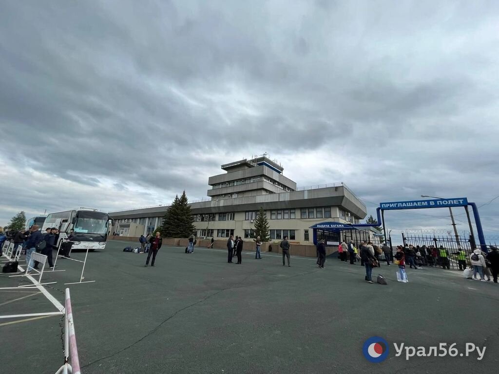    Прокуратура заявила, что пассажиров двух рейсов, перенаправленных в Орск, отвезут в Оренбург на автобусах. Так ли это?