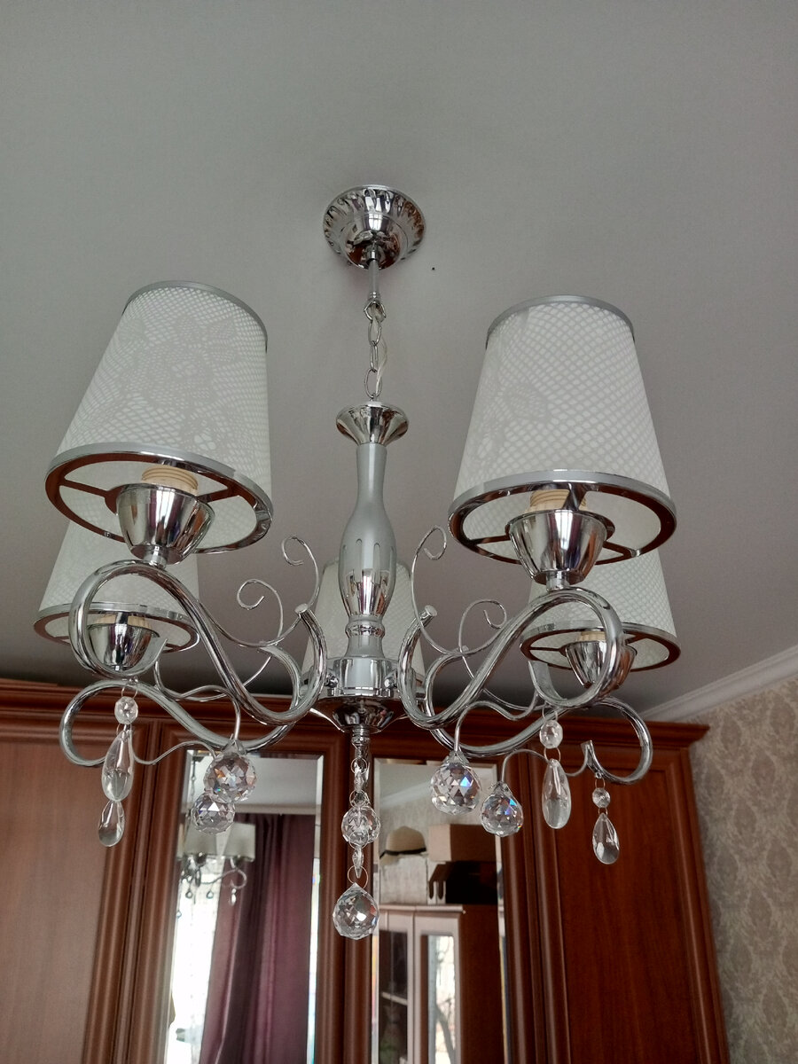 Купила эту люстру на строительном рынке пять лет назад за 2500