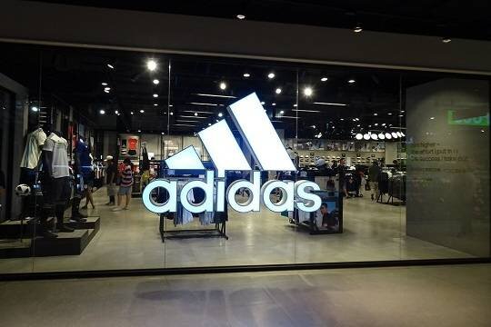    Adidas раскритиковали за напоминающий нацистскую символику дизайн футбольной формы