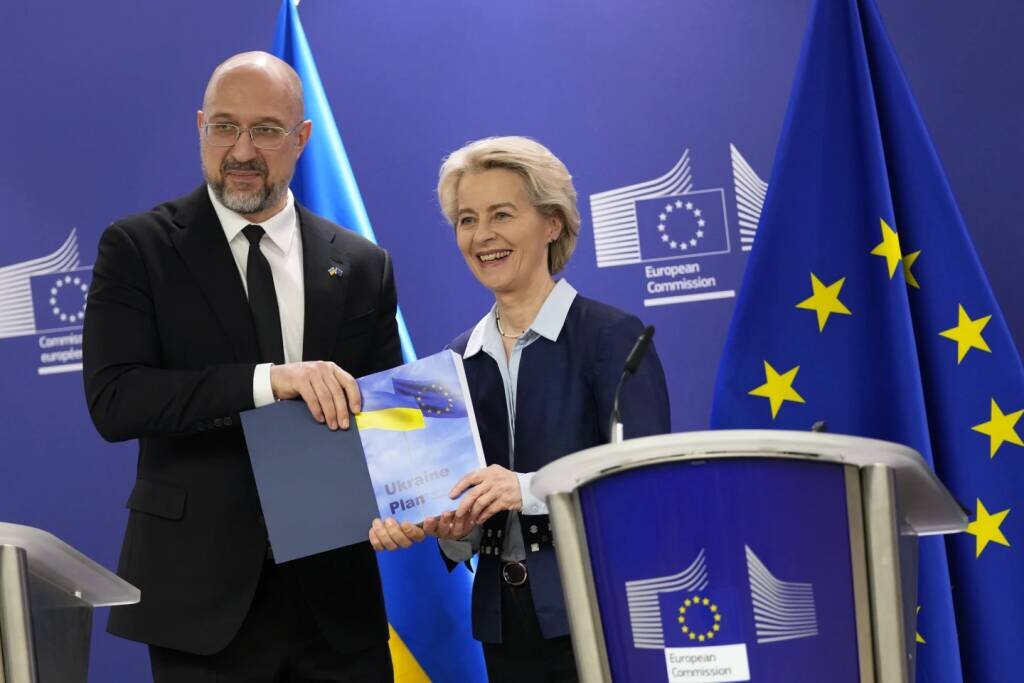 Д. Шмыгаль вручает Урсуле фон дер Ляйен украинский план вступления в ЕС на западные кредиты