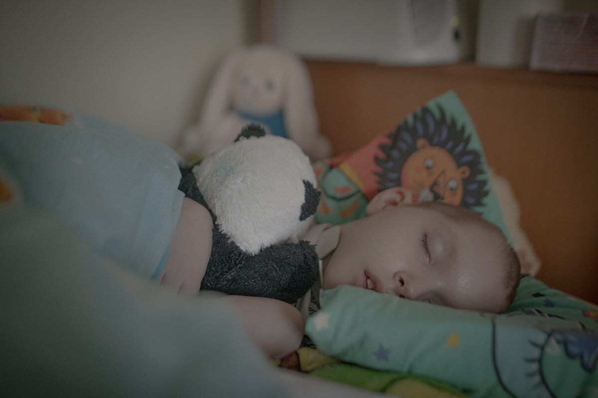 Дима спит в обнимку с любимой игрушкой пандой Фото: Светлана Булатова для ТД