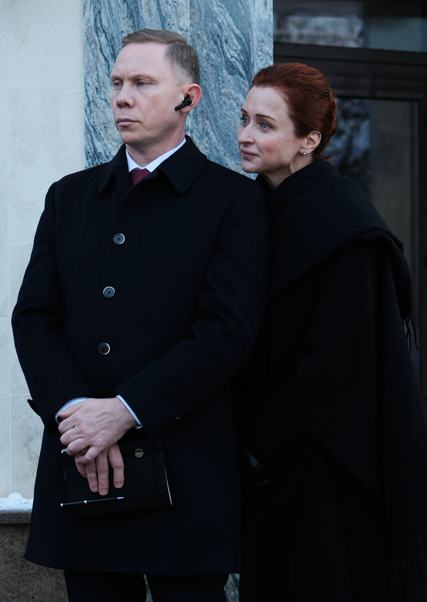 1 бедную 2 богатых. Бог бедности. Меркантильная девушка. Бедность и богатство иллюстрации. Бедная богатая девушка.