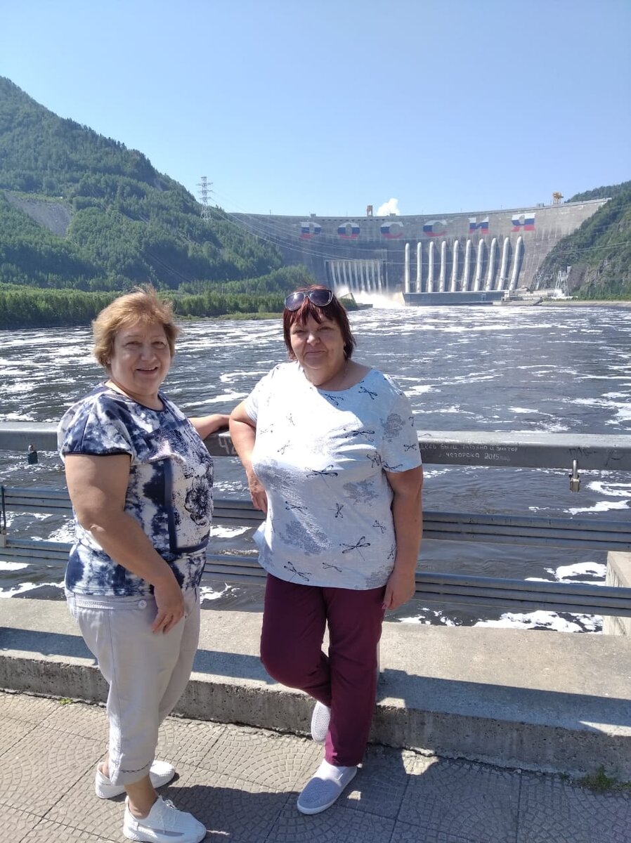 Красота невероятная. Мощь. Одна из милых девушек на фото моя сестра Люда. Сибирячки-красавицы.