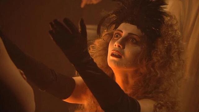 В сериале Бортко Фрида неудачная - какая-то Круэлла де Виль. Источник: kino-teatr.ru