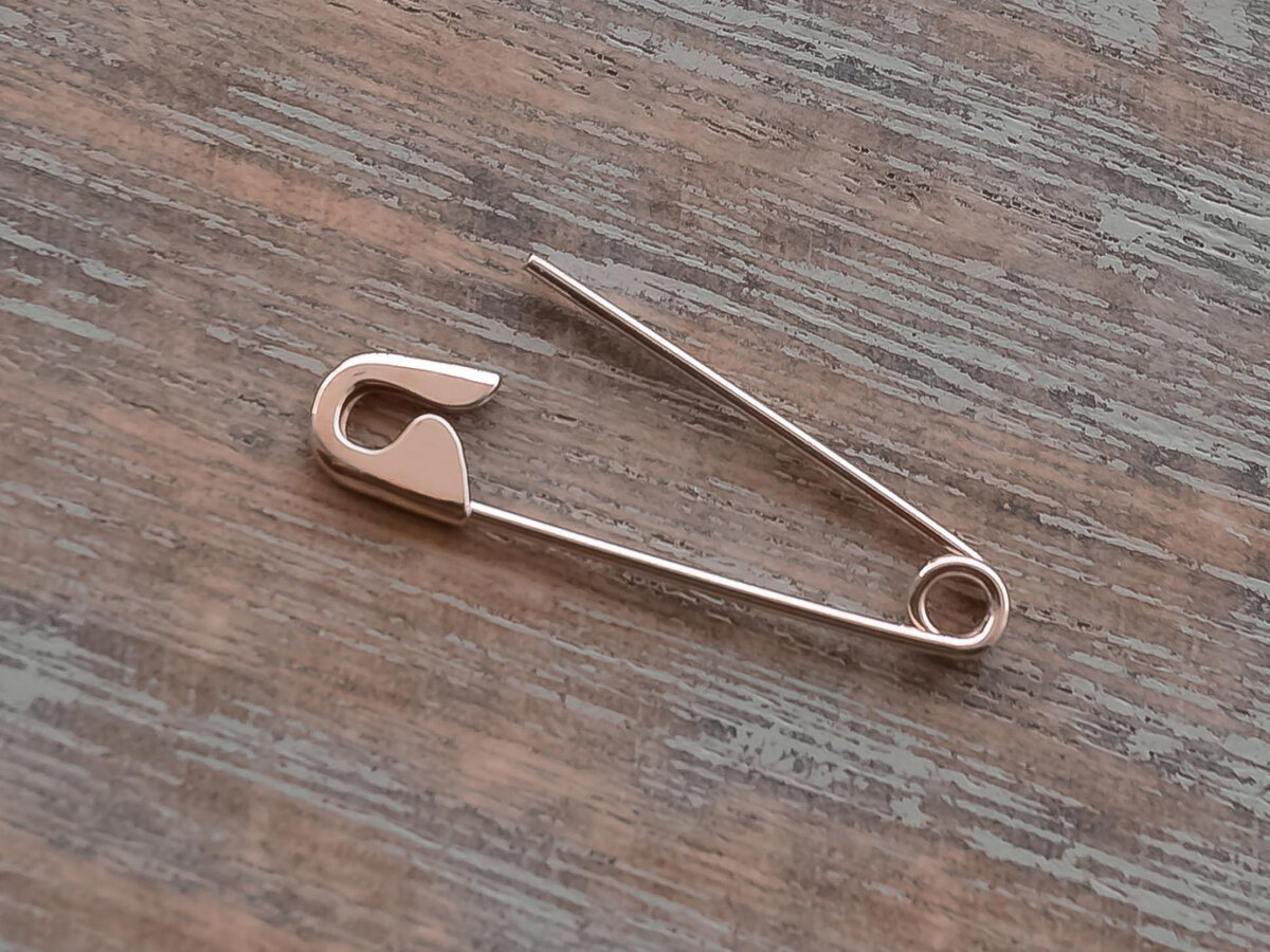 Как прикрепить булавку. Золотая булавка. Булавка головкой вниз. Как прикрепить булавку. Булавка украшение.
