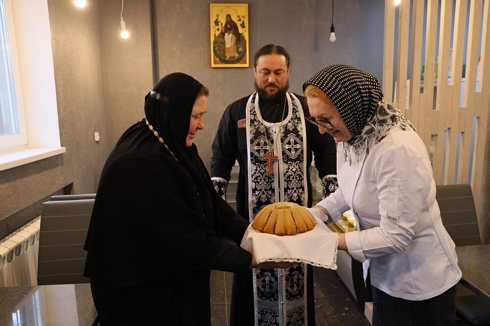 На подворье Кресто-Воздвиженского Иерусалимского женского монастыря в Москве после ремонта открылась лавка-трапезная «Монастырский сырник». 24 марта состоялось ее освящение.