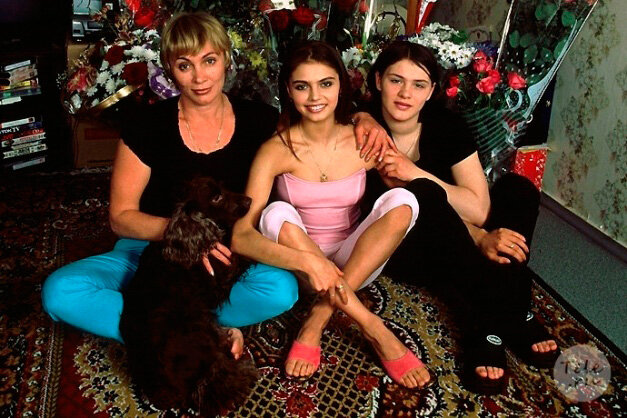 Алина дома с мамой и сестрой. Фото: https://games-of-thrones.ru/86-luchshih-i-redkih-foto-aliny-kabaevoy.html