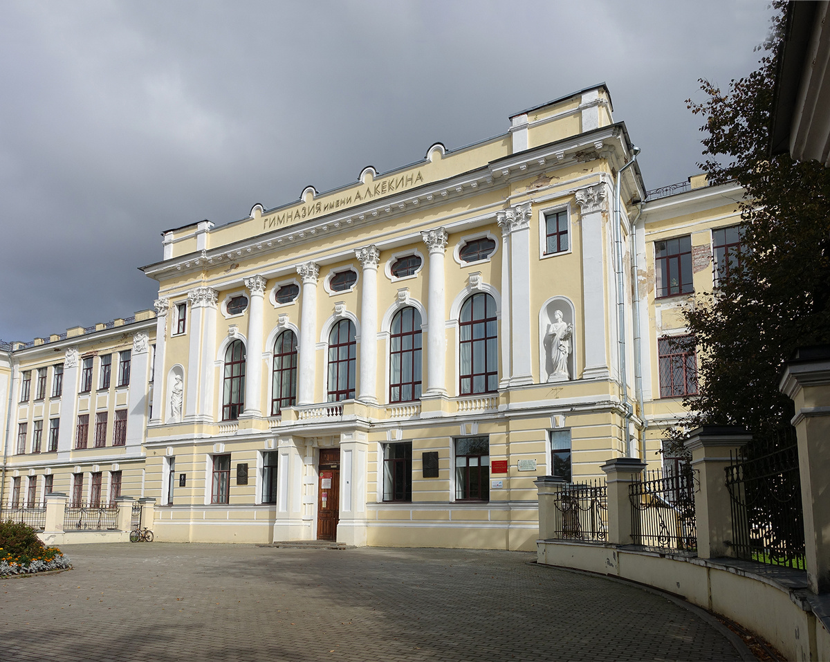 Действующая Ростовская гимназия имени А.Л. Кекина на улице С.П. Моравского.