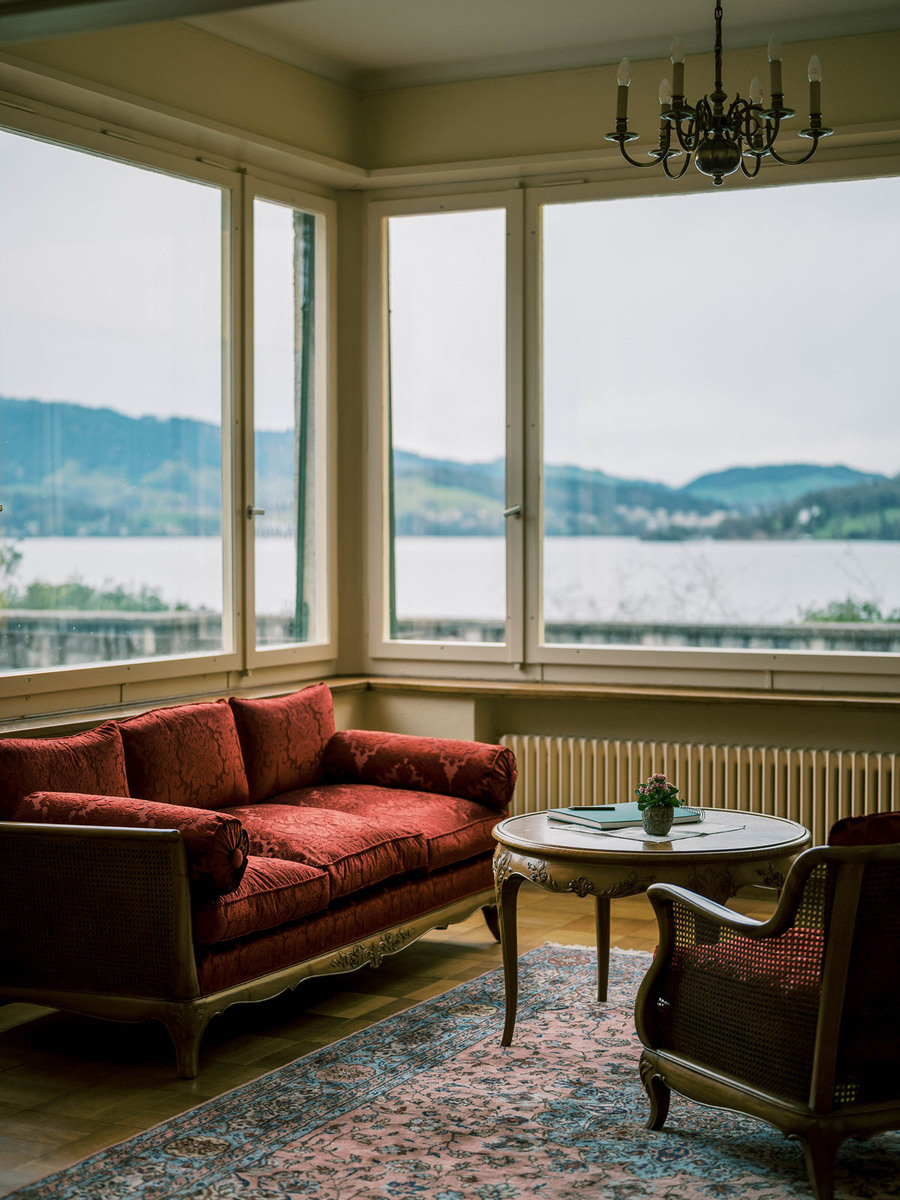 Гостиная (салон) на вилле Рахманинова Сенар после ремонта. Фото https://villa-senar.lu.ch/