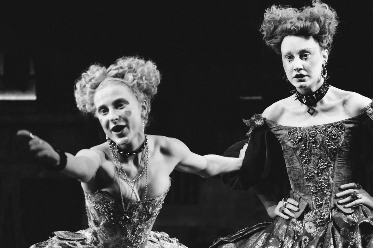     Софья Шидловская (Розалинда) и Владислава Сухорукова (Селия) в спектакле "Как вам это понравится?"