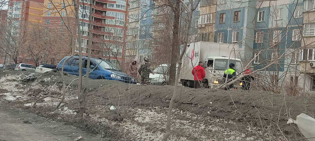 Машина серьёзно застряла в сугробе